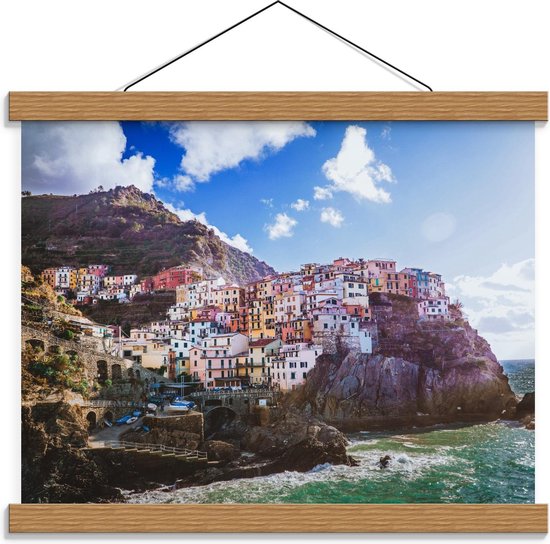 Schoolplaat – Gekleurde Huisjes aan de Zee op een Berg - 40x30cm Foto op Textielposter (Wanddecoratie op Schoolplaat)