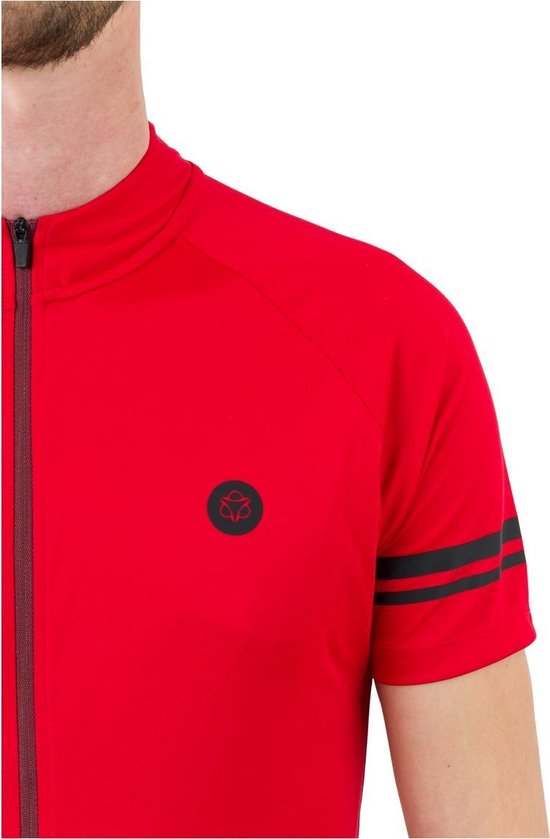 Detail van een rood fietsshirt met zwarte rits, logo op de borst en zwarte strepen op de mouw.