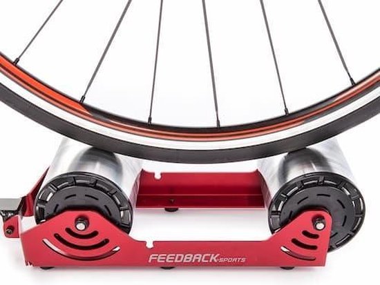 Rode Fietstrainer met twee metalen rollen voor een racefietswiel met oranje accenten.