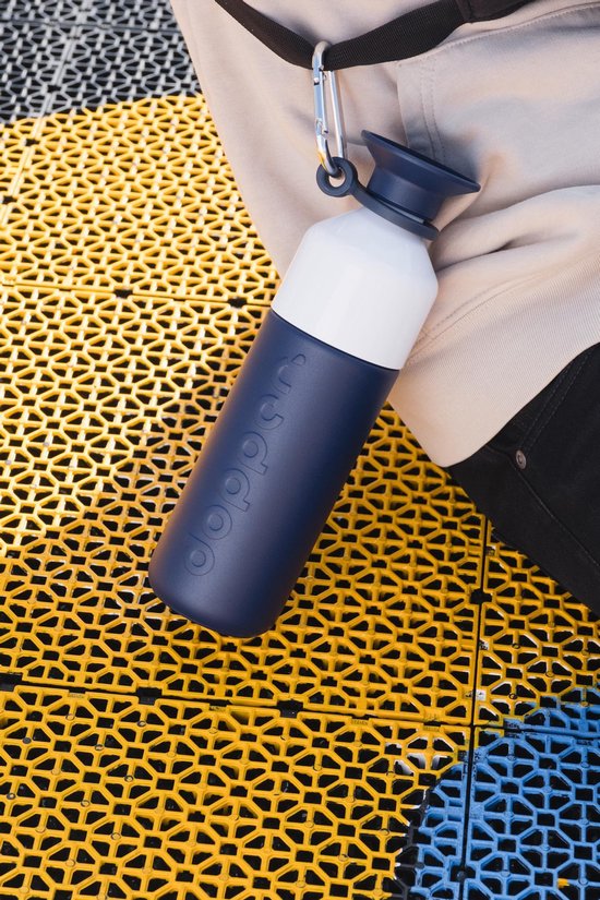 Dopper Insulated fles in Breaker Blue met karabijnhaak aan schouderband.