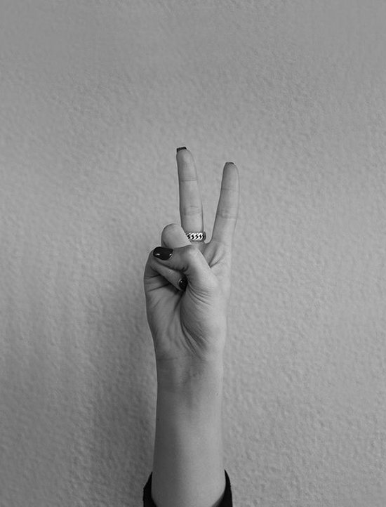 Foto: Poster peace handgebaar 30x40 cm met fotolijst poster fotokunst wallll