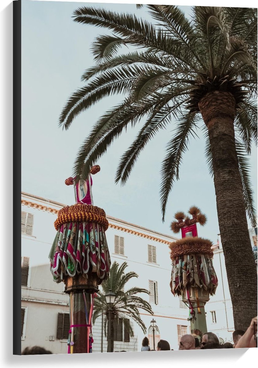 Canvas - Palmboom met Versierde Palen - 60x90cm Foto op Canvas Schilderij (Wanddecoratie o