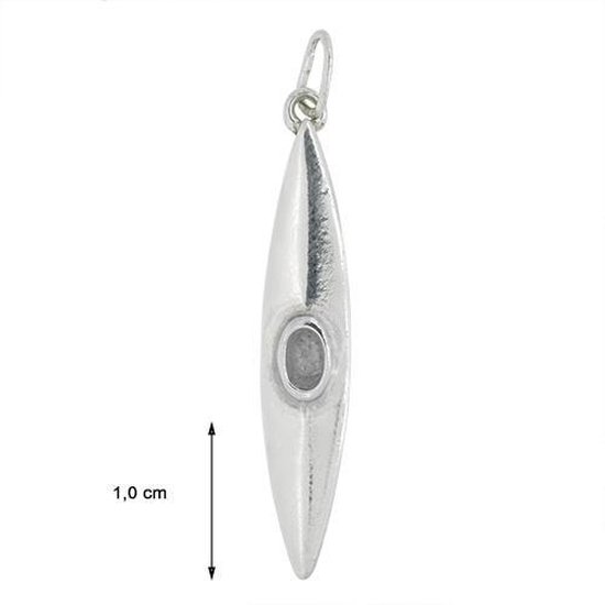 Zilveren hanger in de vorm van een kano met een ovaal steentje in het midden.