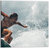 Dibond - Surfer met Waterspetters  - 50x50cm Foto op Aluminium (Wanddecoratie van metaal)