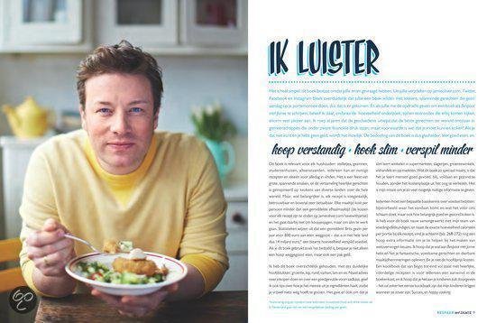 Jamie Oliver zit aan tafel met een bord eten.