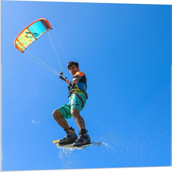 Acrylglas - Kitesurfer in de Blauwe Lucht - 80x80cm Foto op Acrylglas (Met Ophangsysteem)