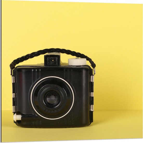 Dibond - Zwarte Camera met Gele Achtergrond - 80x80cm Foto op Aluminium (Wanddecoratie van metaal)