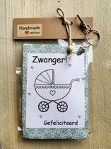 Baby kraamcadeau/ baby luiercadeau met de tekst 'zwanger! gefeliciteerd' ,in verwachting, geboorte op komst jongen of meisje, luierkado, babyshower, zwangerschap, bedeltje van romper