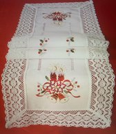 Kerst - Tafelkleed - Linnenlook - Broderie - Off white met kant en rode kaarsen - Loper 140 cm