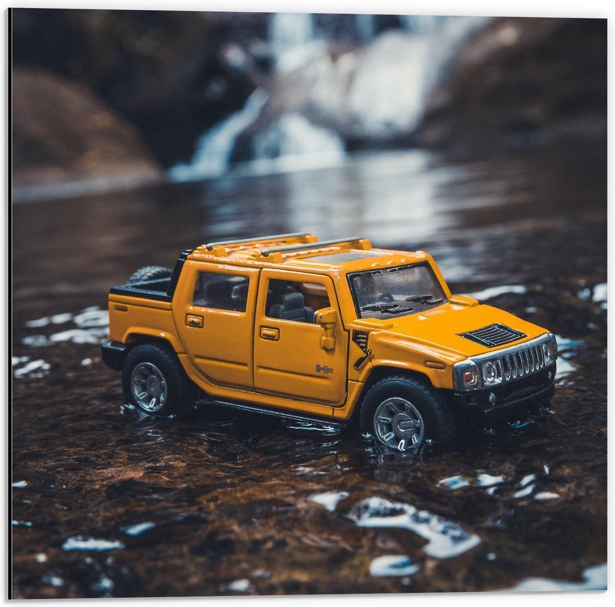 Dibond - Gele Speelgoed Auto in het Water - 50x50cm Foto op Aluminium (Wanddecoratie van metaal)