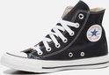 Zwarte hoge Converse sneaker met witte veters, met ronde 'Converse All Star' logo op de zijkant.