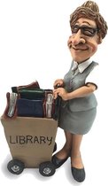 Grappige beroepen beeldje bibliothecaresse met karretje de komische wereld van karikatuur beeldjes – komische beeldjes – geschenk voor – cadeau -gift -verjaardag kado
