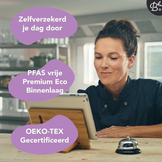Une femme en tenue de cuisine regarde une tablette. Elle a l'air confiante et le texte souligne une couche intérieure certifiée OEKO-TEX sans PFAS.