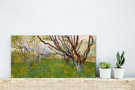Wanddecoratie Metaal - Aluminium Schilderij Industrieel - Bloeiende boomgaard - Vincent van Gogh - 40x20 cm - Dibond - Foto op aluminium - Industriële muurdecoratie - Voor de woonkamer/slaapkamer