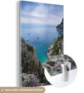 MuchoWow® Glasschilderij 40x60 cm - Schilderij acrylglas - Een mooi zicht op een kronkelende weg en de zee in Capri - Foto op glas - Schilderijen
