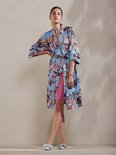 Model in een blauwe kimono met bloemenprint en roze onderjurk. Gevlochten riem in de taille.