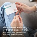 Hand met ringen houdt kaart met "INNOVATIEF" en "ongeduldig onrealistisch".