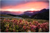 Tuinposter bloemen landschap - Tuindecoratie bergen natuur - 180x120 cm - Tuinschilderij voor buiten - Tuindoek - Wanddecoratie tuin - Schuttingdoek - Balkon decoratie - Muurdecoratie roze - Buitenposter