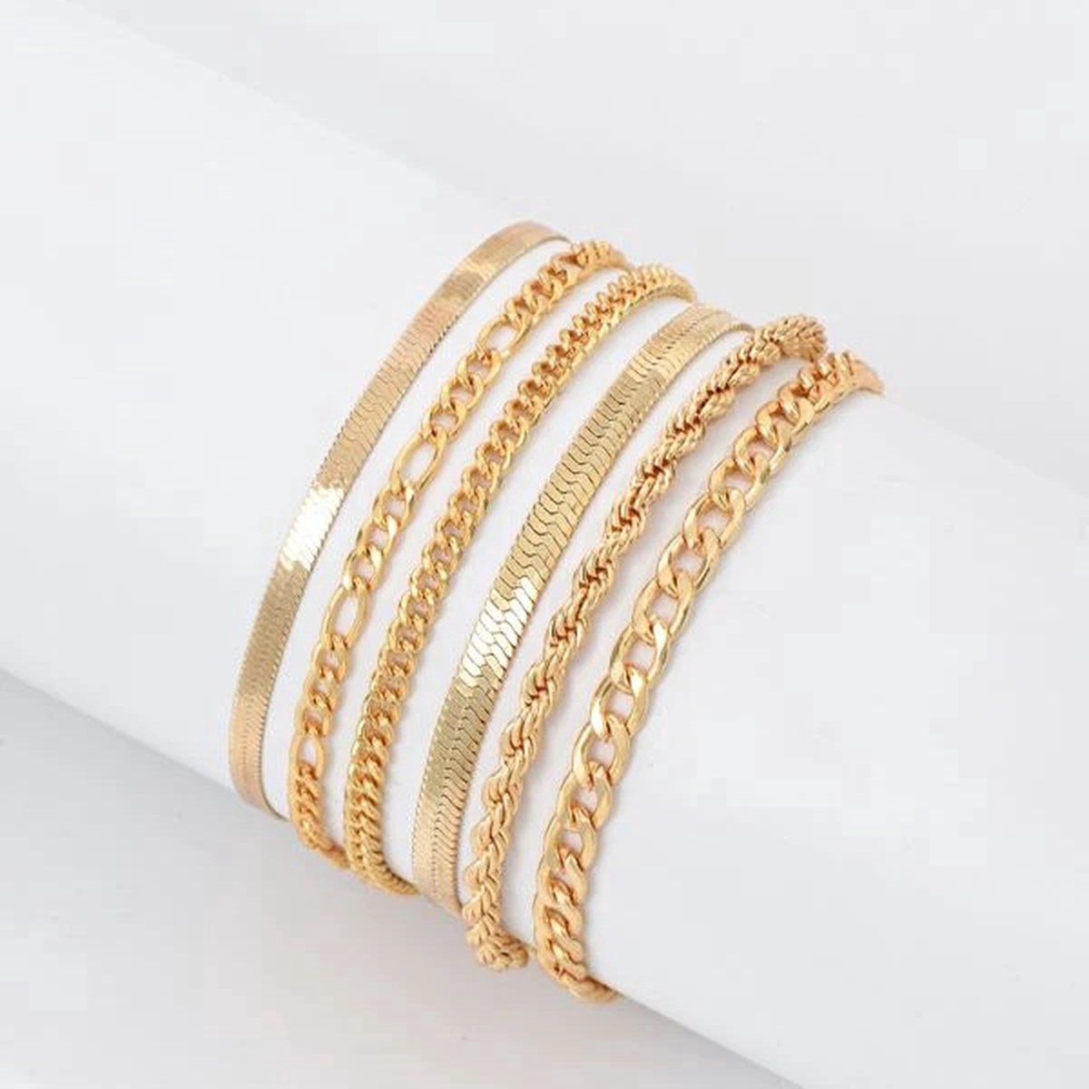 Dames Armbandenset Goudkleurig Staal - Gouden Stalen Armband - Luxe Armbandenset - Modieuze Gouden Armband - Stijlvol Goud Armbandje voor Vrouwen - Set van 6 - Elegant Goudkleurig Stalen Design