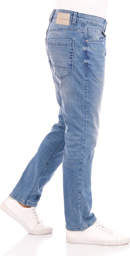 Lichtblauwe jeans met rechte pasvorm, getoond vanaf de zijkant.