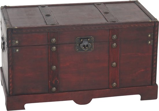 Gesloten mahoniehouten kist met metalen grendel en decoratieve versieringen.