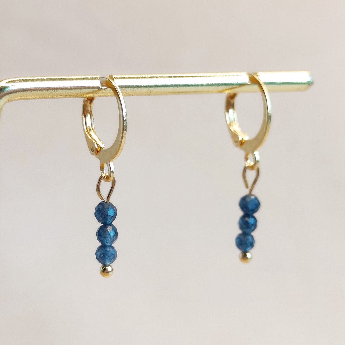 Ava&Imber Sparkling Saffier Oorbellen Goud Stainless Steel (RVS) | Saffier Hoops | Blauwe Edelsteen Oorbellen | Damesoorbellen Saffier | Nederlands Sieradenmerk | Blauwe Oorbellen voor Vrouwen | Sieraden in Cadeaudoosje