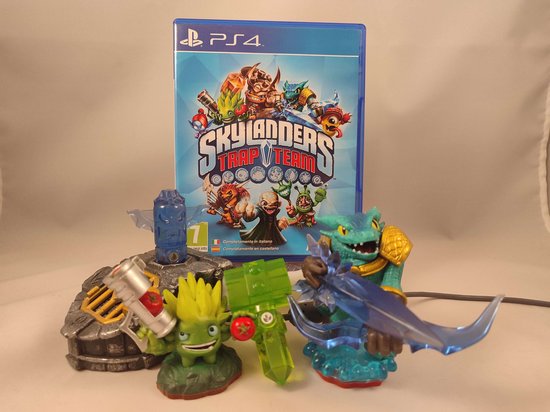 Skylanders Trap Team PlayStation 4 game met figuren van Snap Shot, Trap Jaw en een groene Skylanders figuur met hamer.