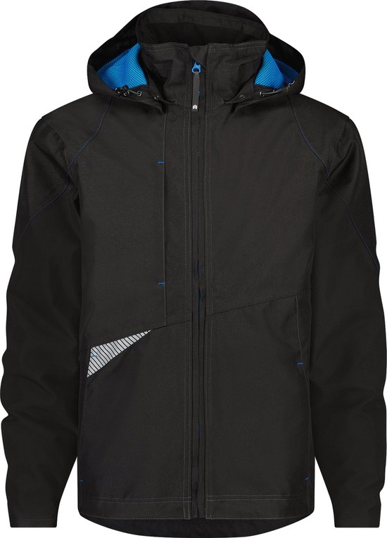 Zwarte jas, voorkant met rits en capuchon, blauwe voering zichtbaar, met blauwe stiksels en een reflecterend detail.