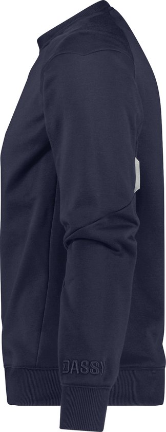 Donkerblauwe DASSY sweater, zijaanzicht, met geborduurd logo op de mouw.