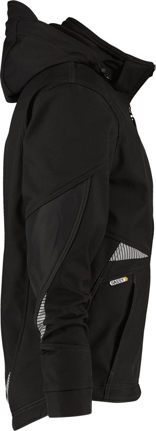 Zijkant van een zwarte DASSY softshell werkjas met capuchon en reflecterende strepen.