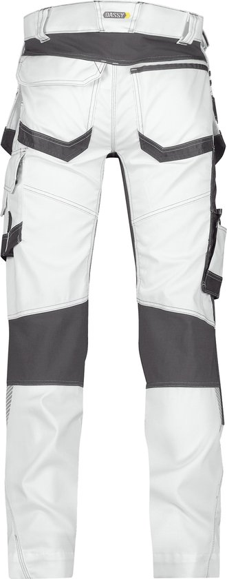 Achterkant van witte werkbroek met donkergrijze panelen, gereedschapszakken en DASSY logo.
