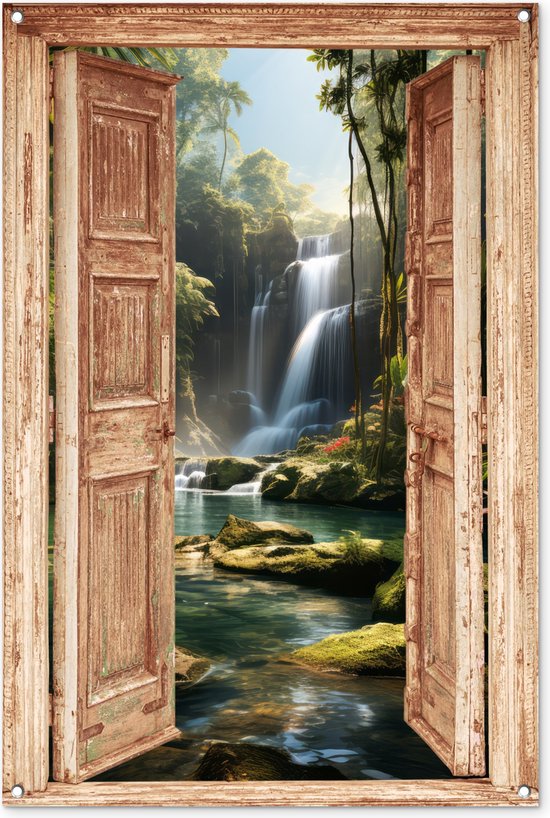 Open houten deur met zicht op een weelderige jungle waterval met turquoise water.