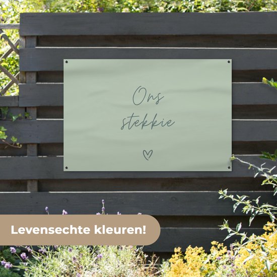 Tuinposter 120x80 cm - Tuindecoratie - Quote - Ons stekkie - Groen - Tekst - Hart - Poster voor in de tuin - Buiten decoratie - Schutting tuinschilderij - Wanddecoratie