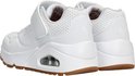 Achterkant van twee witte Skechers sneakers met gummi zolen en luchtdemping in de zolen.