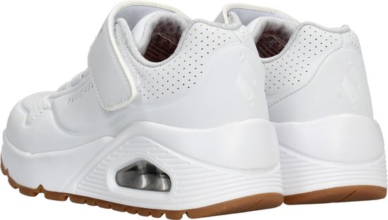 Achterkant van twee witte Skechers sneakers met gummi zolen en luchtdemping in de zolen.