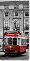 Wanddecoratie buiten Zwart-wit foto met een rode tram - 80x160 cm - Tuindoek - Buitenposter