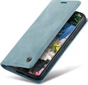 Aqua blauwe telefoonhoes met openklapbare flap en metalen Casemania-logo.