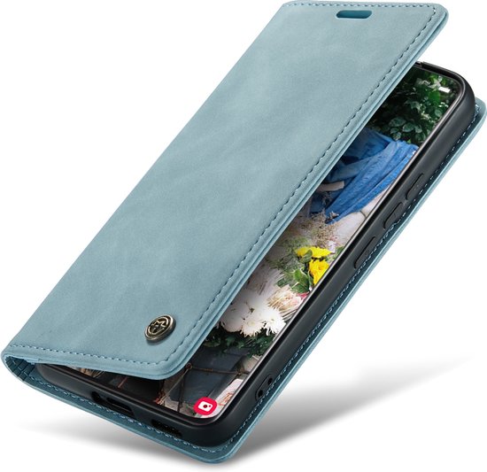 Aqua blauwe telefoonhoes met openklapbare flap en metalen Casemania-logo.