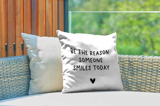 Coussin de jardin - Citation anglaise « Soyez la raison pour laquelle quelqu'un sourit aujourd'hui » avec un cœur sur fond blanc - 40x40 cm - Résistant aux intempéries
