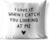 Buitenkussen Weerbestendig - Engelse quote "I love it when i catch you looking at me" op een witte achtergrond - 50x50 cm