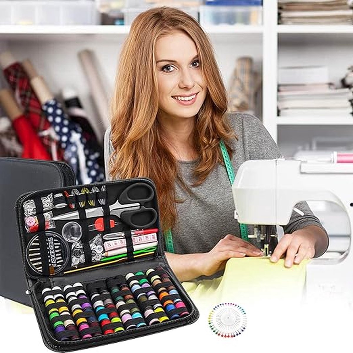 Naaiset met naai-accessoires,