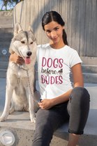 Shirt - Dogs before dudes - Wurban Wear | Grappig shirt | Leuk cadeau | Unisex tshirt | Honden | Puppy | Hondenmand | Bench | Hondenvoer | Wit