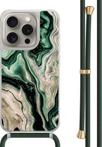 Casimoda® hoesje met groen koord - Geschikt voor iPhone 15 Pro - Groen marmer / Marble - Afneembaar koord - TPU/polycarbonaat - Zwart