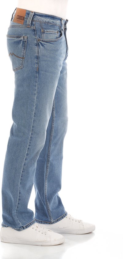 Zijaanzicht van een lichtblauwe spijkerbroek voor heren, regular/straight fit, met bruine stiksels en een leren Mustang-label op de achterkant.