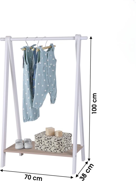 Wit houten kapstok met 3 kledinghangers met blauwe stipjes, een grijze en witte gestreepte doos, en babyschoentjes.