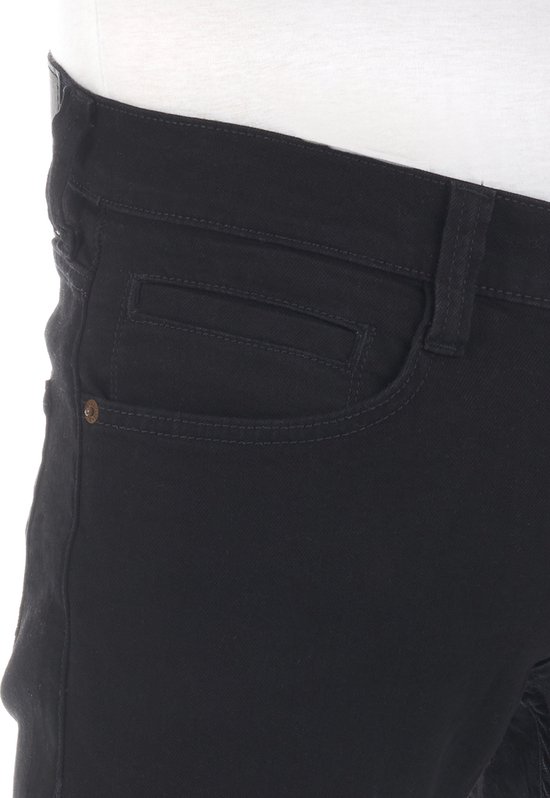 Detail van de zakken van een zwarte Mustang jeans. De broek heeft een coin pocket en gestikte naden.