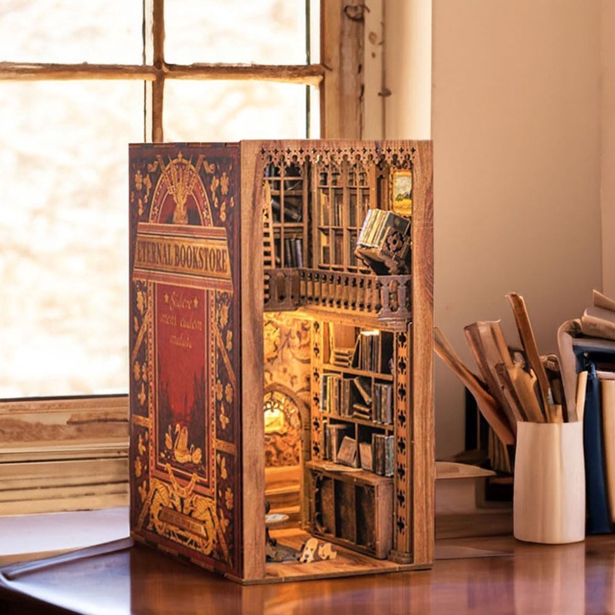 Book-Nook Miniatuurhuisje met Meubels en LED-verlichting - Boekensteun Doe-het-zelf 3D-puzzel van Hout - Miniatuur Bouwpakket- Bibliotheek - Modelbouwset "Eternal Bookstore"