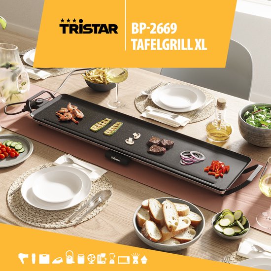 Appareil à raclette Tristar BP-2669 XL sur une table dressée avec steak, crevettes, courgette, oignon, poivron, frites et pain.