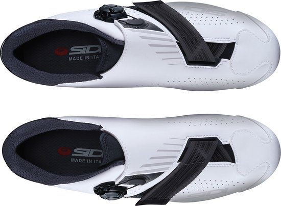 Bovenkantaanzicht van witte fietsschoenen met zwarte sluitingen en perforaties.