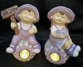 Polyresin solarlampen "Jongen + Meisje op bol met bloem" - Set van 2 stuks - lavendel kleurig - Staand model - hoogte 15 x 9 x 8 cm - Met LED - Tuindecoratie - Tuinverlichting